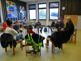 Symbolische Mantelteilung mit den Kommunionkindern (Foto: Karl-Franz Thiede)